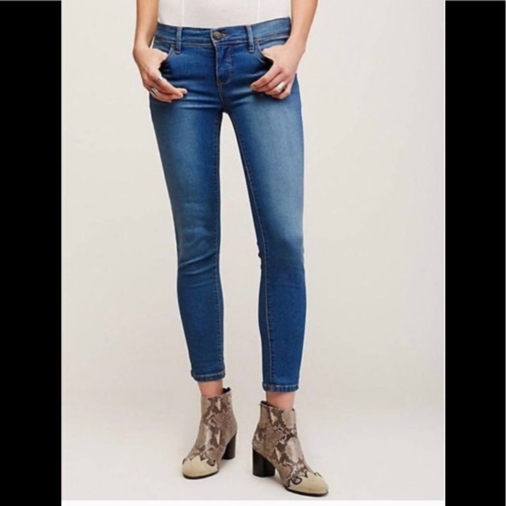 Free People 61855 16515125 medium wash cropped skinny jeans 27R